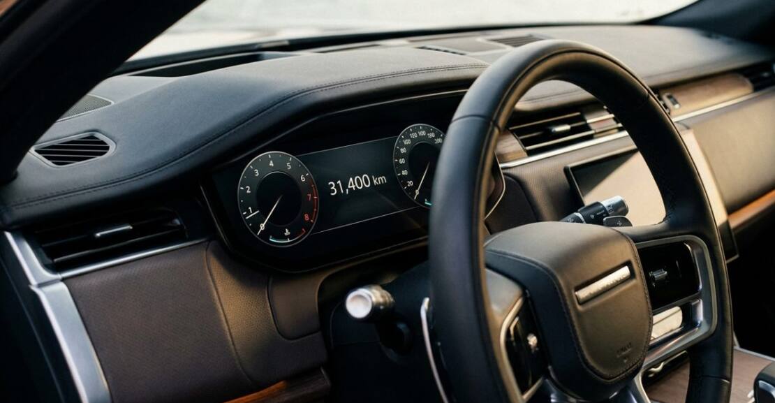Cuadro de instrumentos digital con el kilometraje de un coche