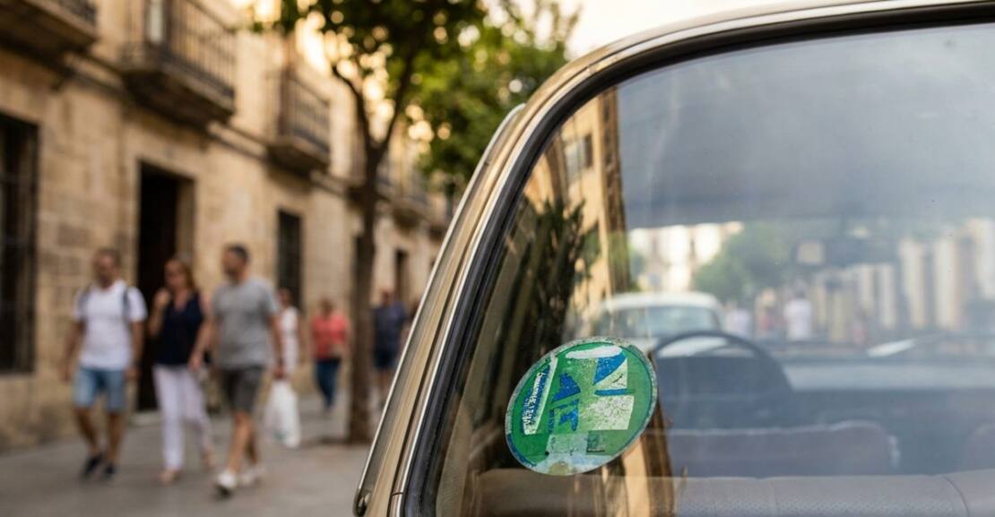 Etiqueta ambiental en el parabrisas de un coche