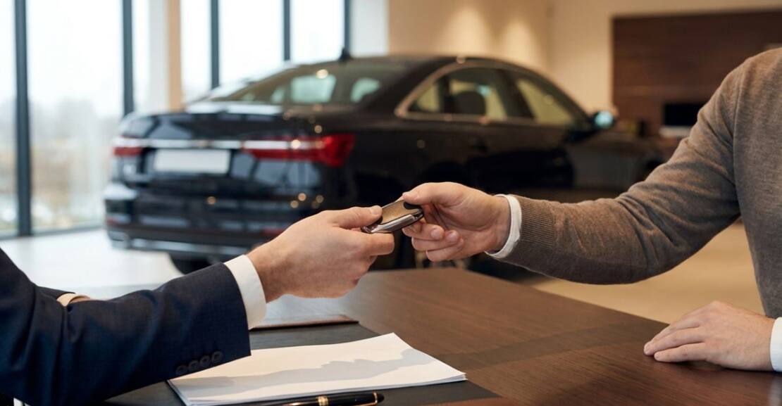 Entrega de llaves de un coche en un concesionario